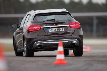 Mercedes GLA 220 CDI 4Matic, Heckansicht, Slalom