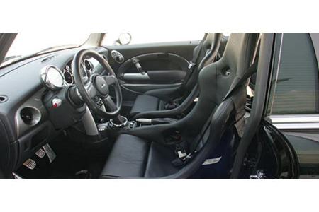 Sportsitze und ein modifiziertes Lenkrad mit langer Nabe runden das Paket ab