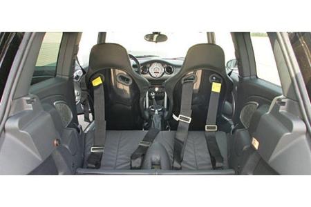 Im Innern herrscht viel Sportwagen-Feeling