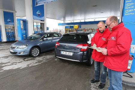 0111, ams 02/2011, Citroen C4 1.6, Opel Astra 1.4 Turbo, Tankstelle