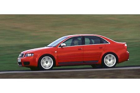 Der S4 ist mehr der Langstrecken-sportler. Kurven nimmt er weniger agil. Sein V8 ist ein Quell der Freude.