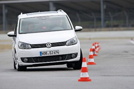 VW Touran 2.0 TDI Highline, Frontansicht, Slalom