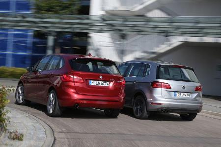 BMW Zweier Active Tourer, VW Golf Sportsvan 2.0 TDI, Heckansicht