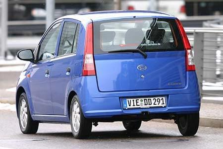 Zweckform-Heck mit steiler Heckklappe, große Außenspiegel: Daihatsu Cuore.