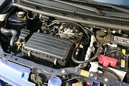 Der Dreizylinder im Daihatsu Cuore ist drehfreudig.