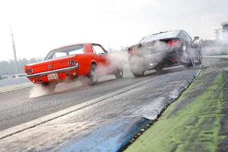 Ford Mustang GT Fastback 2015 und Hardtop Coup 1965 Ford Mustang GT Fastback 2015 und Hardtop Coup 1965