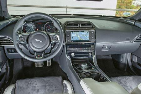 Jaguar XE S, Cockpit