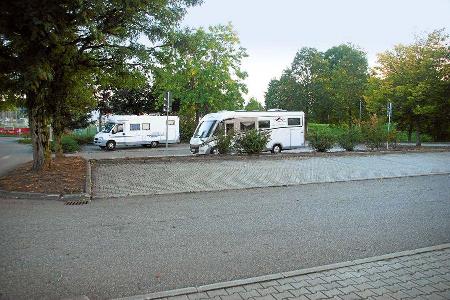 Schieflage: Die Schwarzwaldstadt bietet nur einen behelfsmäßigen Platz mit schrägen Stellflächen am Panorama-Bad. Schieflage: Die Schwarzwaldstadt bietet nur einen behelfsmäßigen Platz mit schrägen Stellflächen am Panorama-Bad.