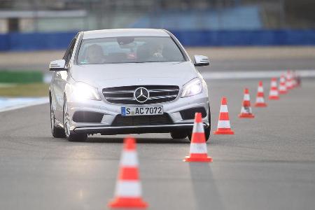 Mercedes A 200 AMG Sport, Frontansicht, Slalom