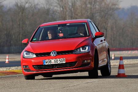VW Golf GTI 2.0 TDI, Frontansicht, Slalom
