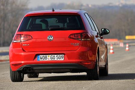 VW Golf GTI 2.0 TDI, Heckansicht, Slalom