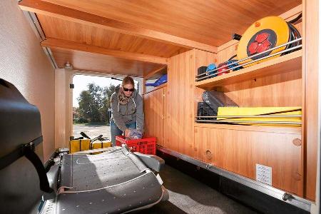 Garage mit reichlich Platz und guter Ausstattung, aber knapper Höhe für Trekkingräder beim Hymer Exsis-t
