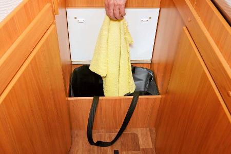 Tasche im Stufenfach sammelt Schmutzwäsche im Hymer Exsis-t