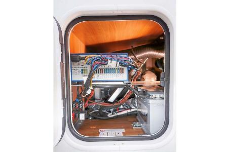 Sicherungen, Elektroblock und Akku durch Außenklappe gut erreichbar im Hymer Exsis-t