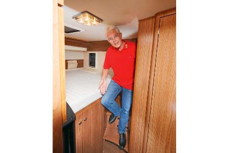 Euro Mobil Integra Line 690 HB mit Treppe am Fußende des Querbetts