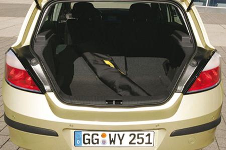 Genügend Platz im Fond und reichlich Stauraum im Astra-Heck