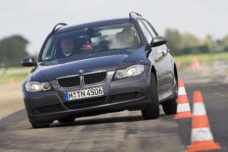 BMW 320i Touring: Präzises Handling nicht nur im Slalom.