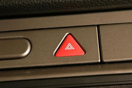 Gut Plaziert: der Warnblinker.