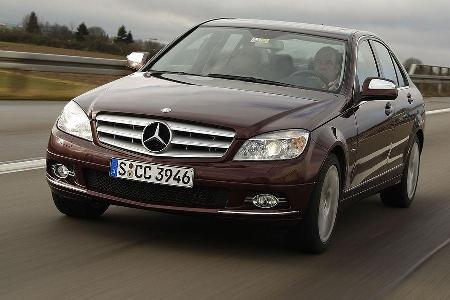 Trotz moderaten Außenabmessungen bietet der Mercedes ein ordentliches Raumangebot.