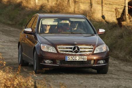 Der per Kompressor aufgeladene 1,8-Liter-Motor entfaltet seine Kraft gleichmäßig und bereits ab niedrige Drehzahlen mit Temp...