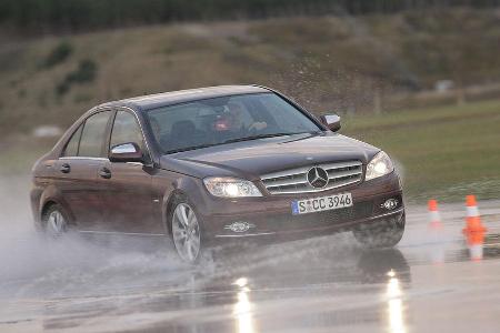 Beim Ausweichmanöver auf Nässe schneidet der Mercedes am besten ab.