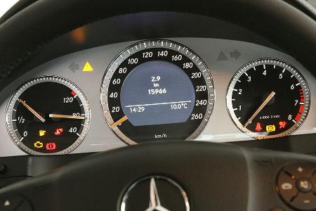 Das Interieur ist sauber verarbeitet und verfügt über ein gut ablesbares Digitaldisplay.