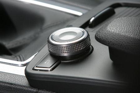 Die Sicherheitsausstaung im Mercedes ist nahezu komplett - inklusive Presafe, das in Großbritannien sogar serienmäßig an Bor...