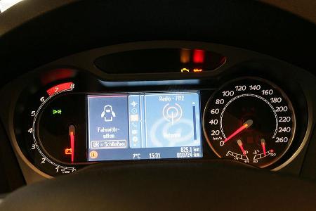 Farbenfroh zeigt sich der Bildschirm im Cockpit.