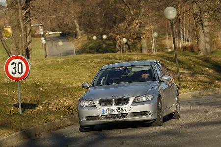 Serienmäßiger Sparhilfen wie Start-Stopp-Automatik, abkoppelnder Lichtmaschine und aerodynamikfördernder Jalousien vor den K...