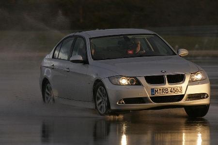 Der BMW vollzieht schnelle Richtungswechsel wie langgezogene Kurven mit geringer Karosseriebewegung und hoher Präzision.