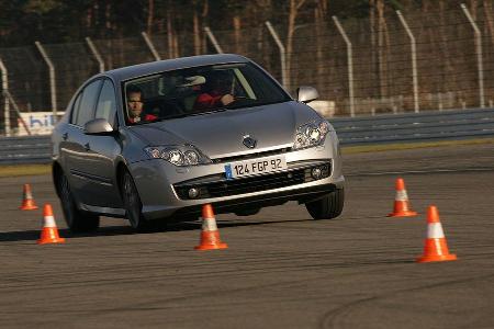 Den 18-Meter-Slalom kann der straff abgestimmte Renault am schnellsten durchfahren.