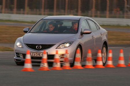 Auf plötzliches Gaswegnehmen in der Kurve reagiert der Mazda in bestimmten Situationen mit einem nach außen drängenden Heck.