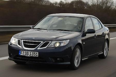 Der Saab 9-3 gibt den skandinavischen Gentleman, der seine Insassen auf wohnzimmertauglich behagliche Vordersitze bettet.