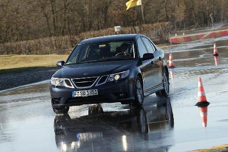 Fahrdynamisch hält sich der Schwede vornehm zurück, kurvt bedächtig um die Pylonen.