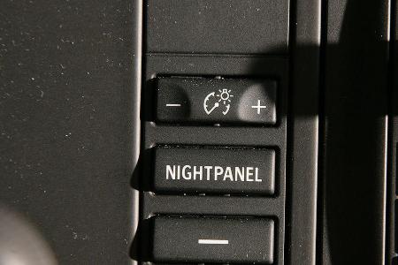 Als einziger verfügt der Saab über ein Nightpanel, das überflüssige Informationen im Cockpit ausblendet.