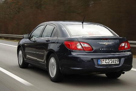 Die Amerikaner schaffen es, auf der Außenlänge einer Mercedes E-Klasse das knappe Raumgefühl eines 3er-BMW unterzubringen.