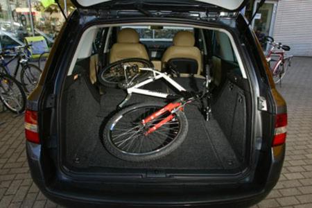 Keine störenden Radkästen dafür aber auch kein glattflächiger Gepäckraum im Fiat.