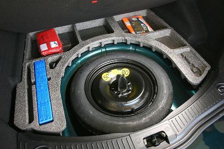 Reserveradmulde mit praktischen Ablagefächern.