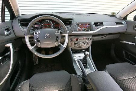 Hochwertige Materialanmutung, verspielte Instrumente und viele kleine Bedienknöpfe prägen das Cockpit.