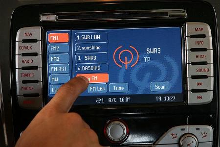 Die breiten Touchscreen-Felder erleichtern die Treffsicherheit.