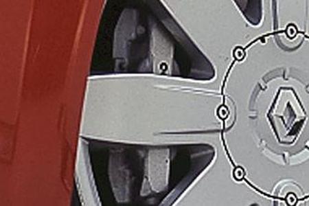 Beim Renault sind die Felgen größer (18 Zoll), der Motor ist kleiner.