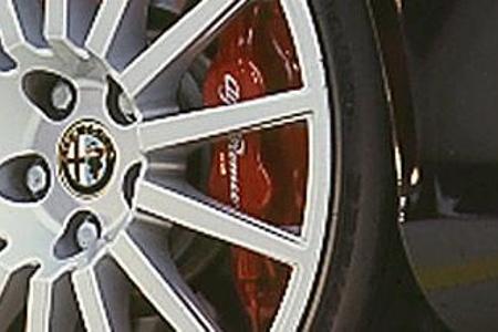 Die filigranen 17-Zoll-Felgen, hinter denen rote Bremssättel hervorlugen, und der ...