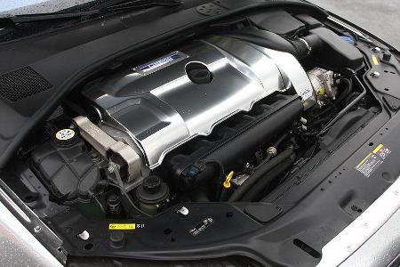 Unter der schillernden Abdeckung des mit Ethanol befeuerten Sechszylinders sorgt eine geänderte Elektronik für mehr Dampf.