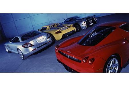 Bestechende automobile Träume hoch vier: Mit einem wuchtigen Mercedes SLR, einem geradezu filigran wirkenden Porsche Carrera...