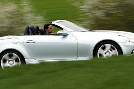 Beim Mercedes SLK fallen die schlanke Silhouette und die sehr flach gehaltene Frontscheibe auf. Der Fahrer sitzt tief und wi...
