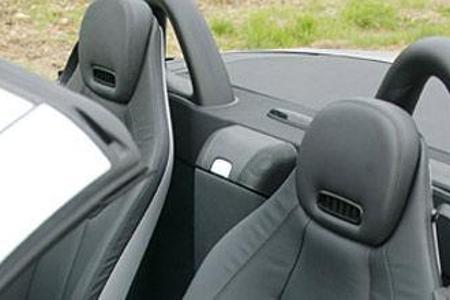 ... Warmluftgebläse in der Kopfstütze kennzeichnen den Innenraum des neuen SLK.