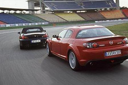 Der größere und etwas gewichtigere Mazda RX-8 ist dem Honda S2000 dicht auf den Fersen.