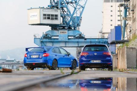 Subaru WRX STI, VW Golf, Heckansicht, Hafen