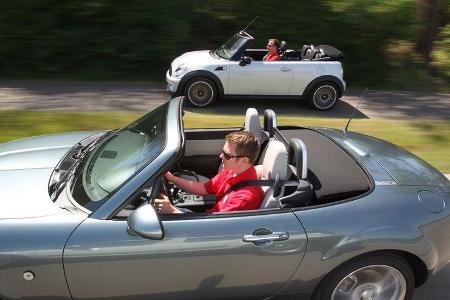 Mini Cooper Cabrio, Mazda MX-5 1.8, beide Fahrzeugen, Seitenansicht, parallel
