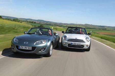Mini Cooper Cabrio, Mazda MX-5 1.8, beide Fahrzeugen, Frontansicht, Landstraße